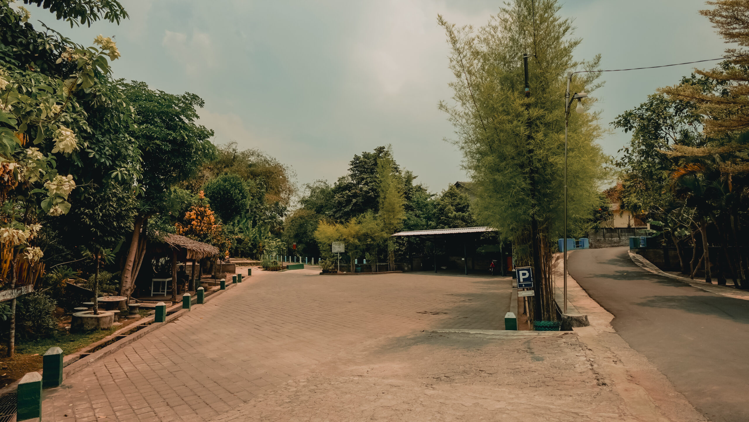 Parkiran Selatan Parkiran Selatan